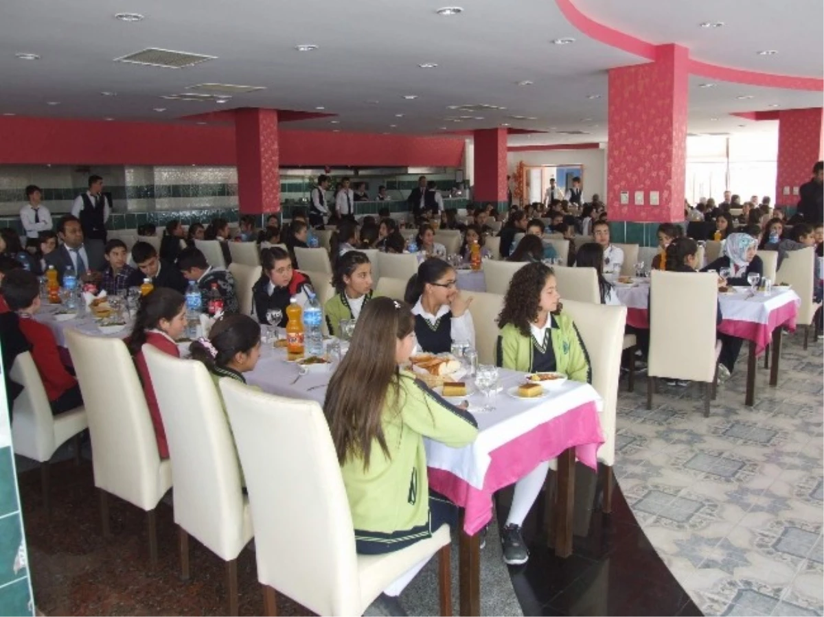 Yerköy\'de Başarılı Öğrenciler Yemekte Buluştu