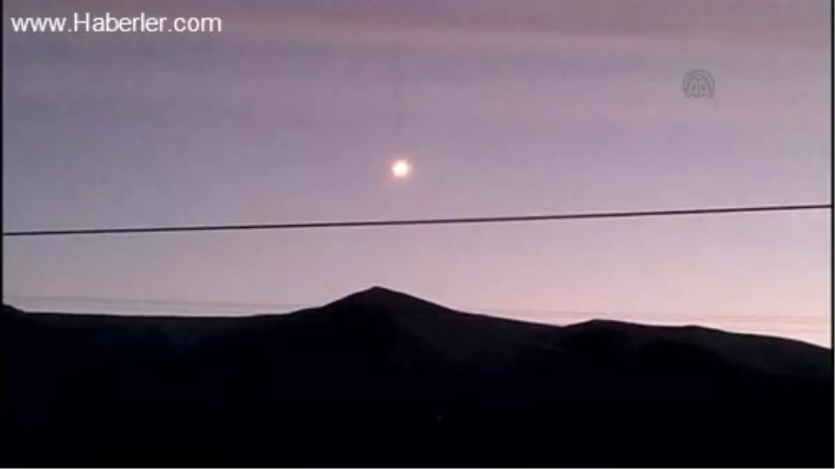 Yolculuk yaparken gökyüzünden düşen cisimler görüntüledi -