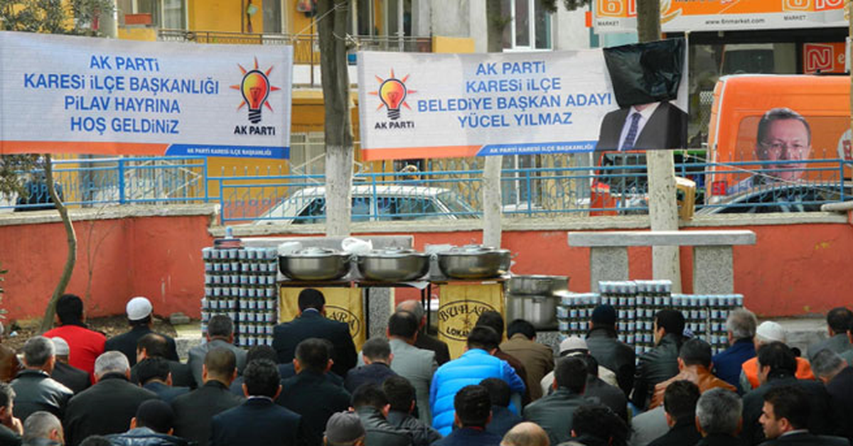 AK Parti\'nin Cami Avlusunda Afişli Siyasetine Halk Tepkisi