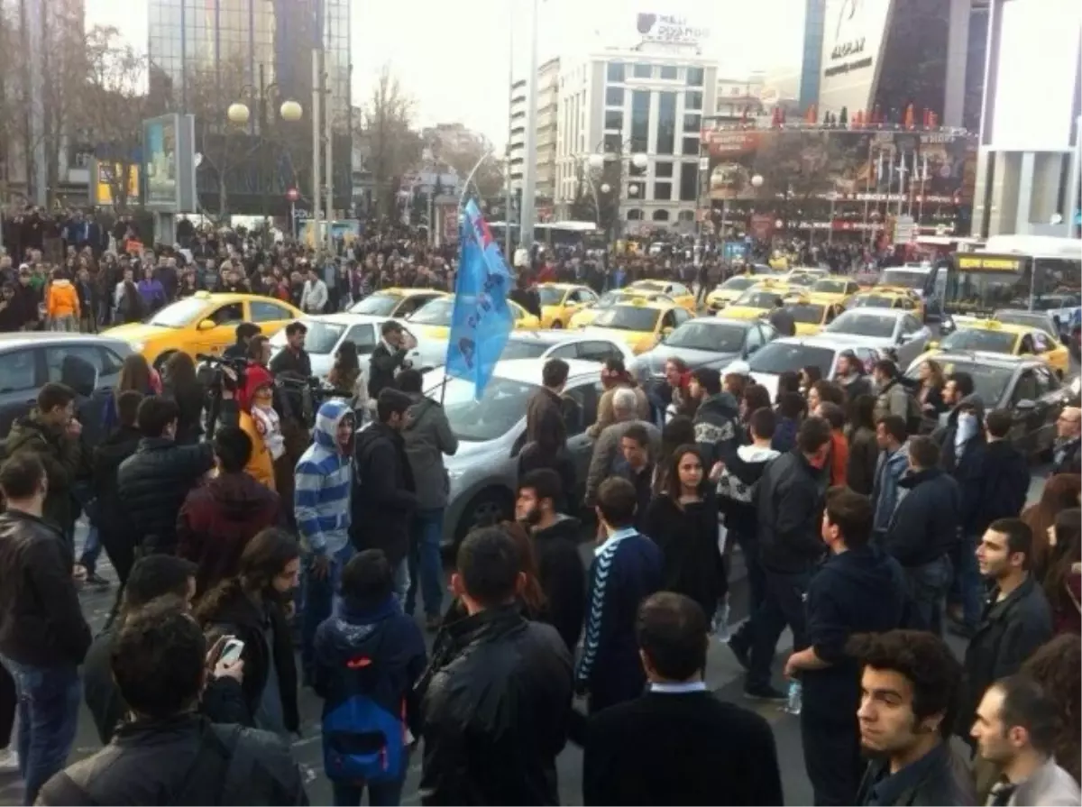 Ankara\'da İnternet Yasası Protesto Edildi