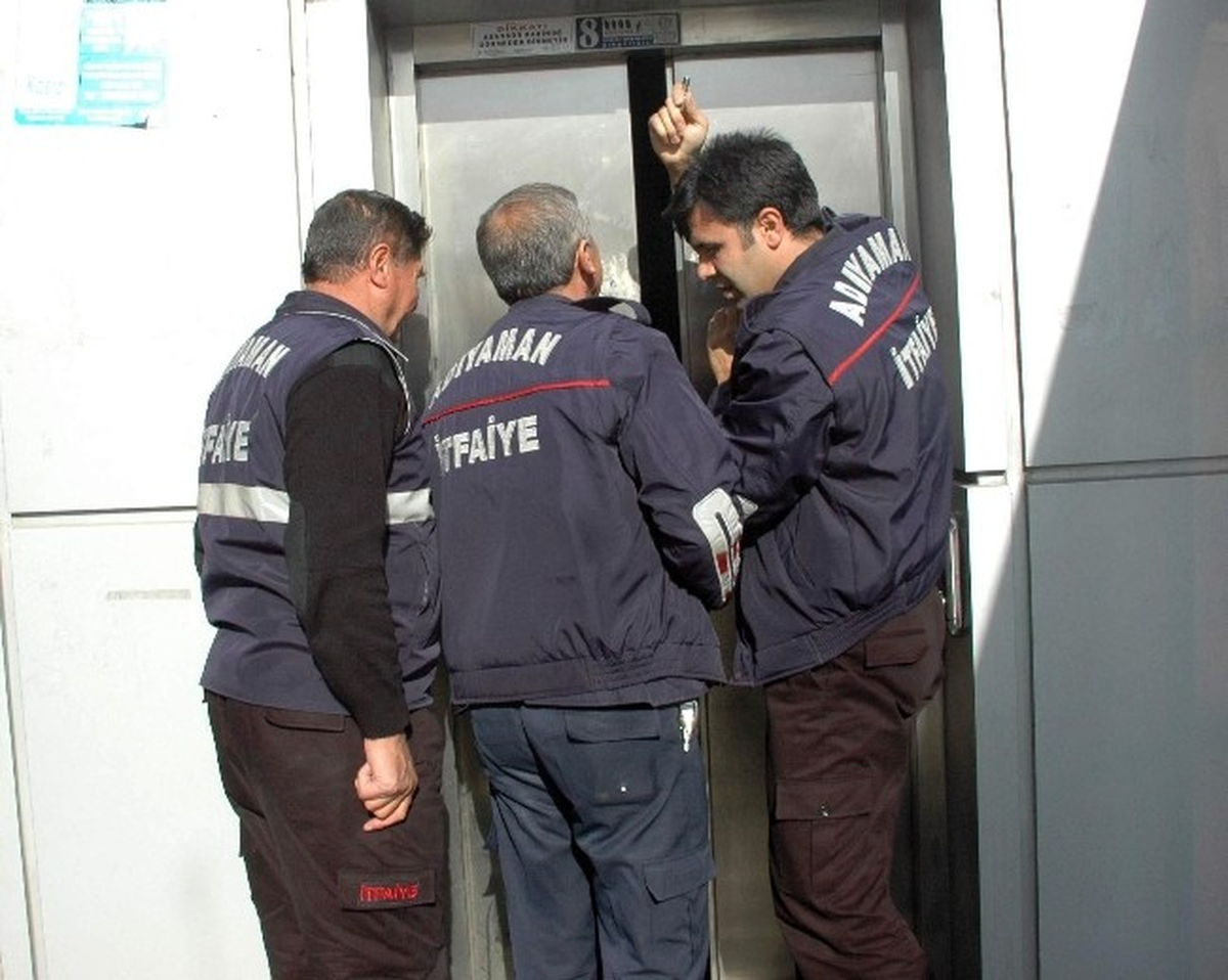 Anne ile Çocuğu Asansörde Mahsur Kaldı
