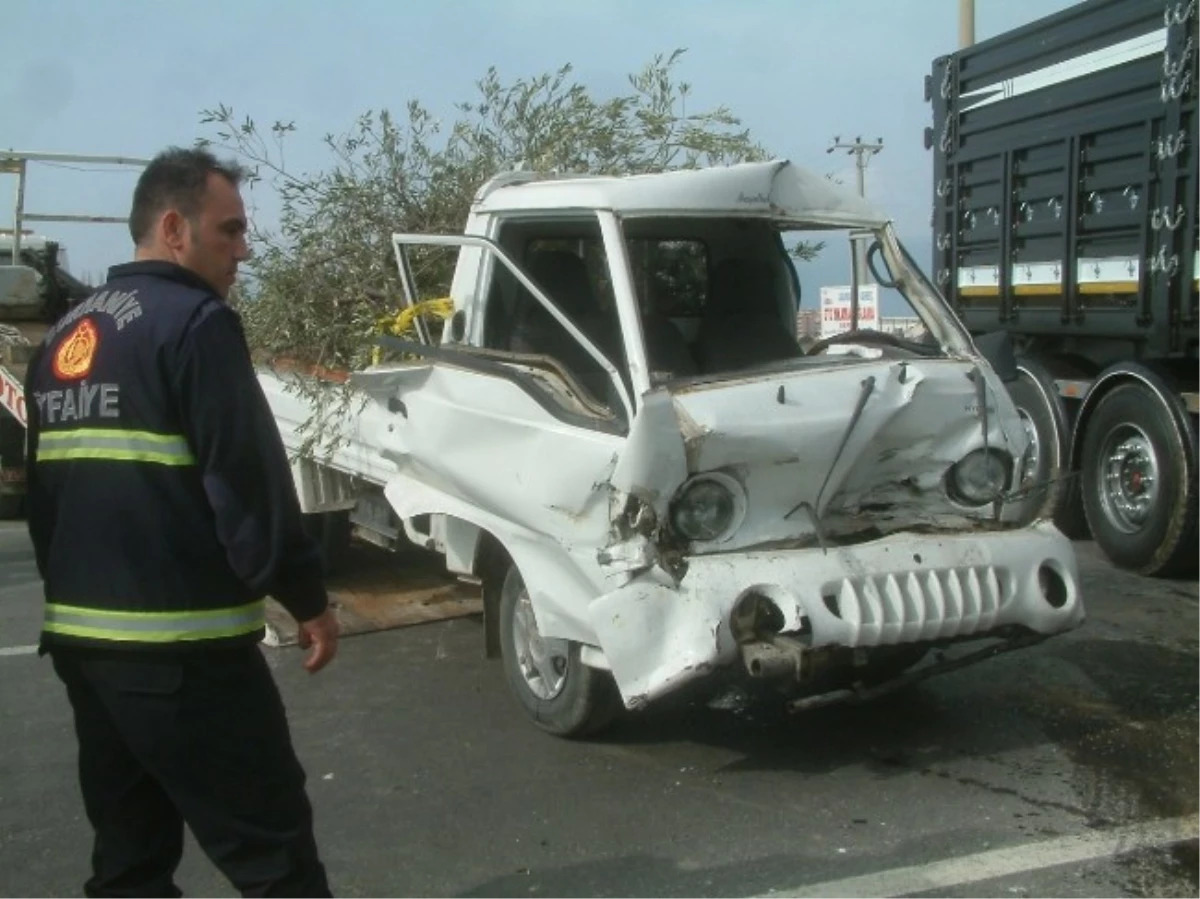 Burhaniye\'de Trafik Kazası: 3 Yaralı