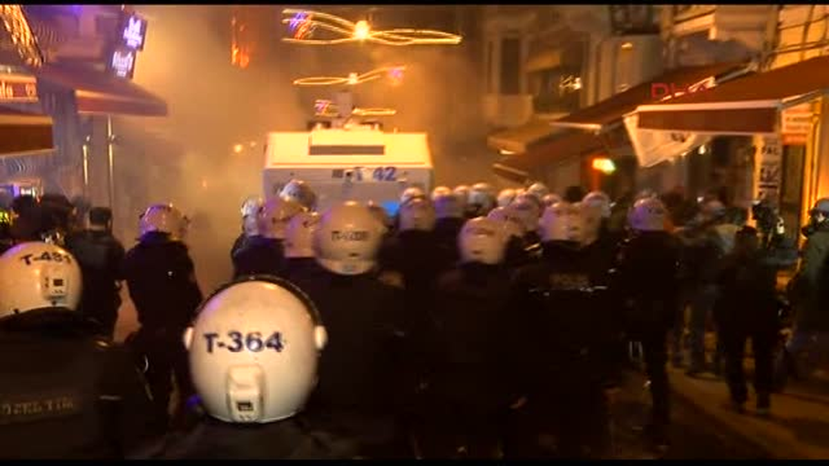 Eylemcilere Müdahale Eden Polisin Attığı Gaz Fişeği Halk Otobüsünün Camını Kırarak İçeri Girdi.