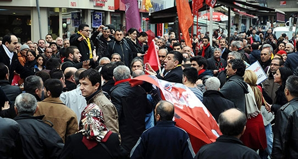 Kasımpaşa\'da AK Partililer ile CHP\'liler Arasında Kavga