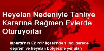 Heyelan Nedeniyle Tahliye Kararına Rağmen Evlerde Oturuyorlar