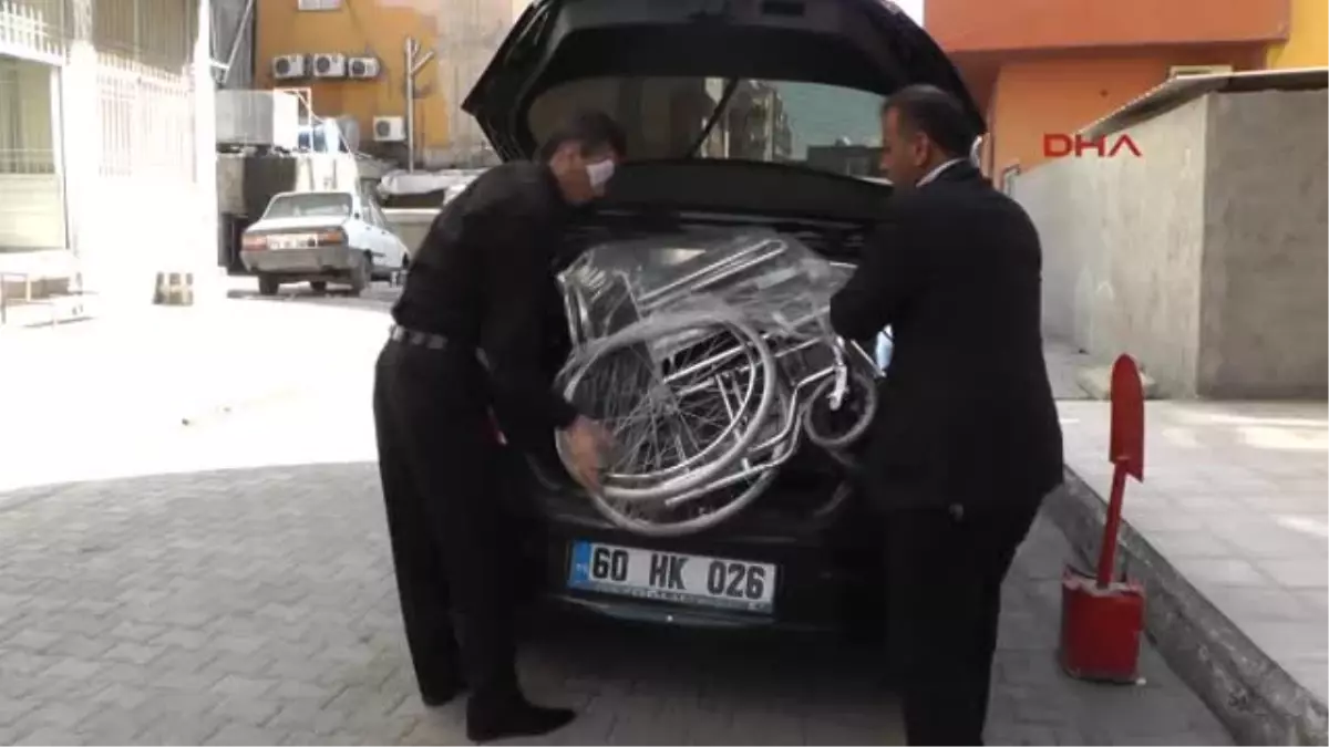 Silopi\'deki 2 Engelliye Tekerlikli Sandalye