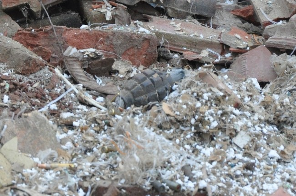 Bursa\'da Köpek Kulübesinden El Bombası ve Mermi Çıktı