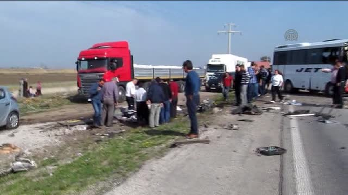 Yolcu otobüsü ve tır çarpıştı -