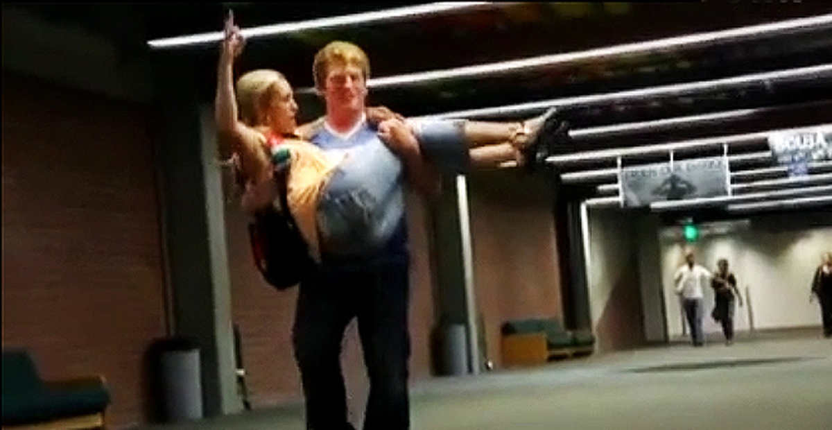 Youtube Fenomenleri, Yoldan Geçen Kızları Kucakladı