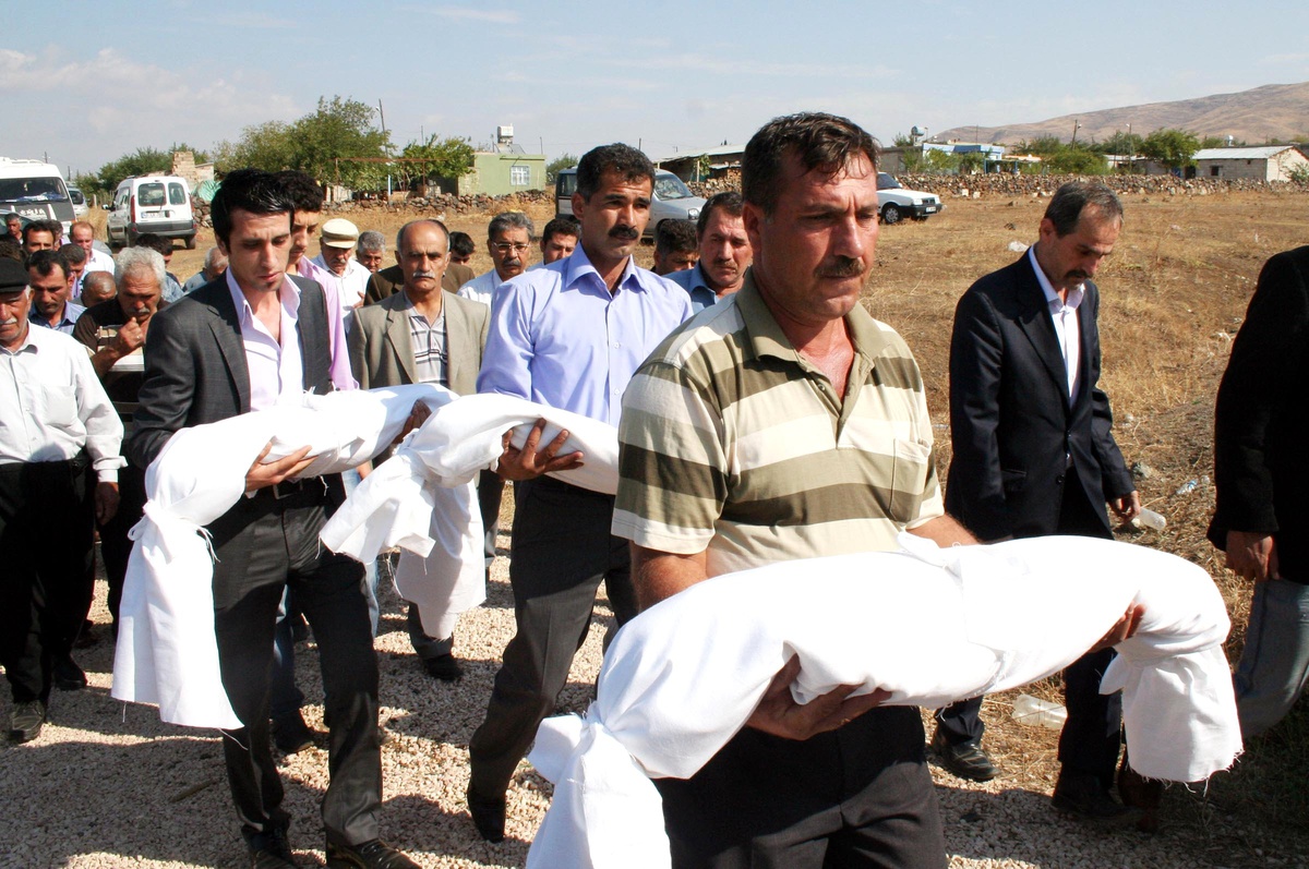 Malatya\'da Zehirlerek Ölen 3 Kardeş Yan Yana Toprağa Verildi