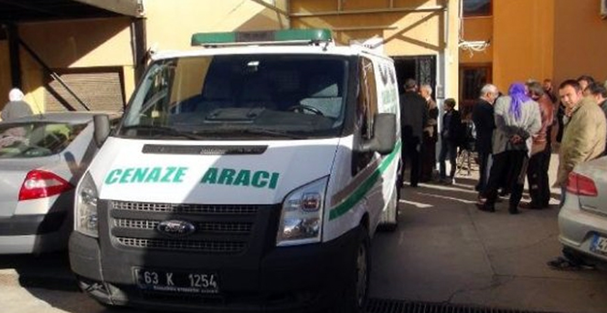 Babasının Afişini Asmak İçin Çıktığı Direkte Öldü