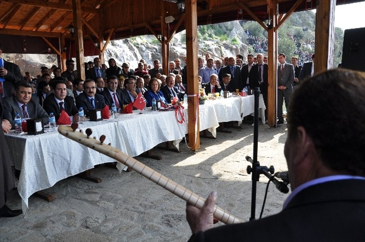 Bakan Yılmaz\'a Aşıklı Karşılama
