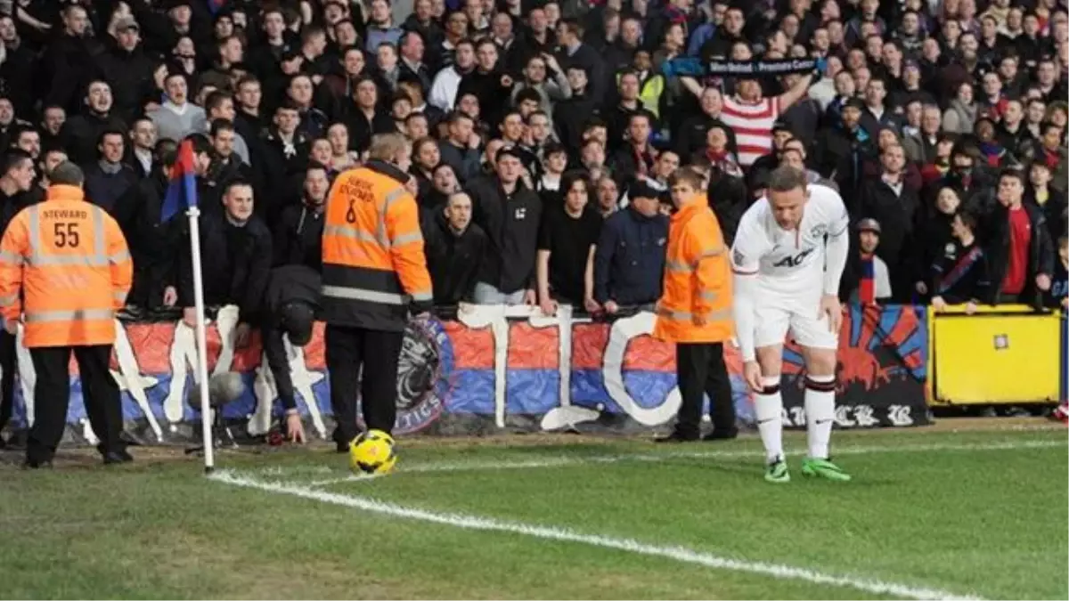 Crystal Palace Taraftarı Wayne Rooney\'ye Bozuk Para Attı