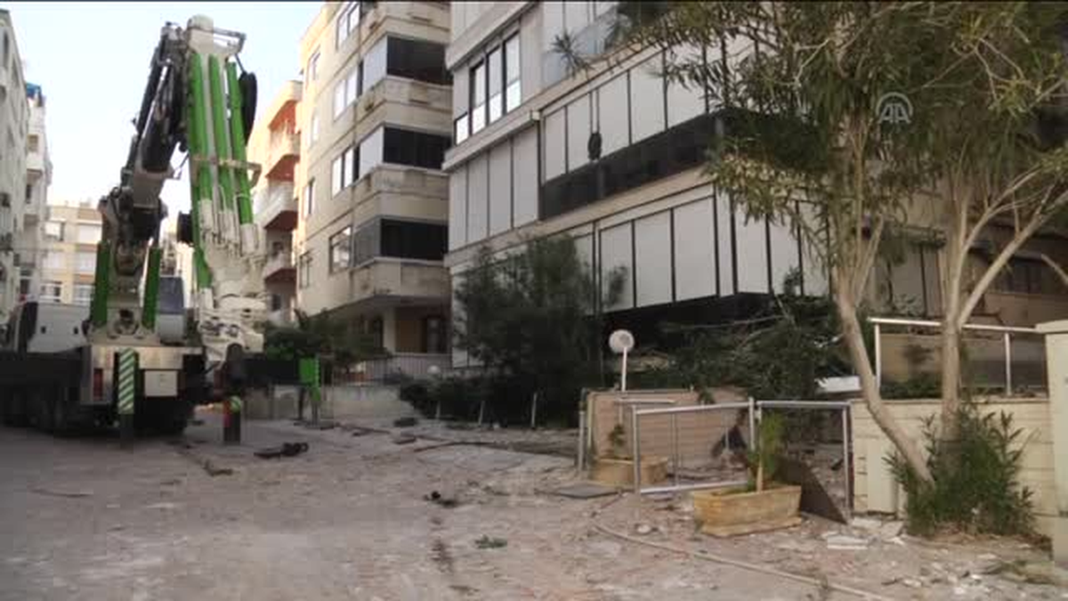 Damdan düşen su tankı binayı mühürletti -