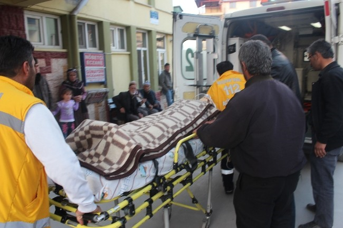 Devrilen Otomobilde Bulunan 8 Kişi Yaralandı