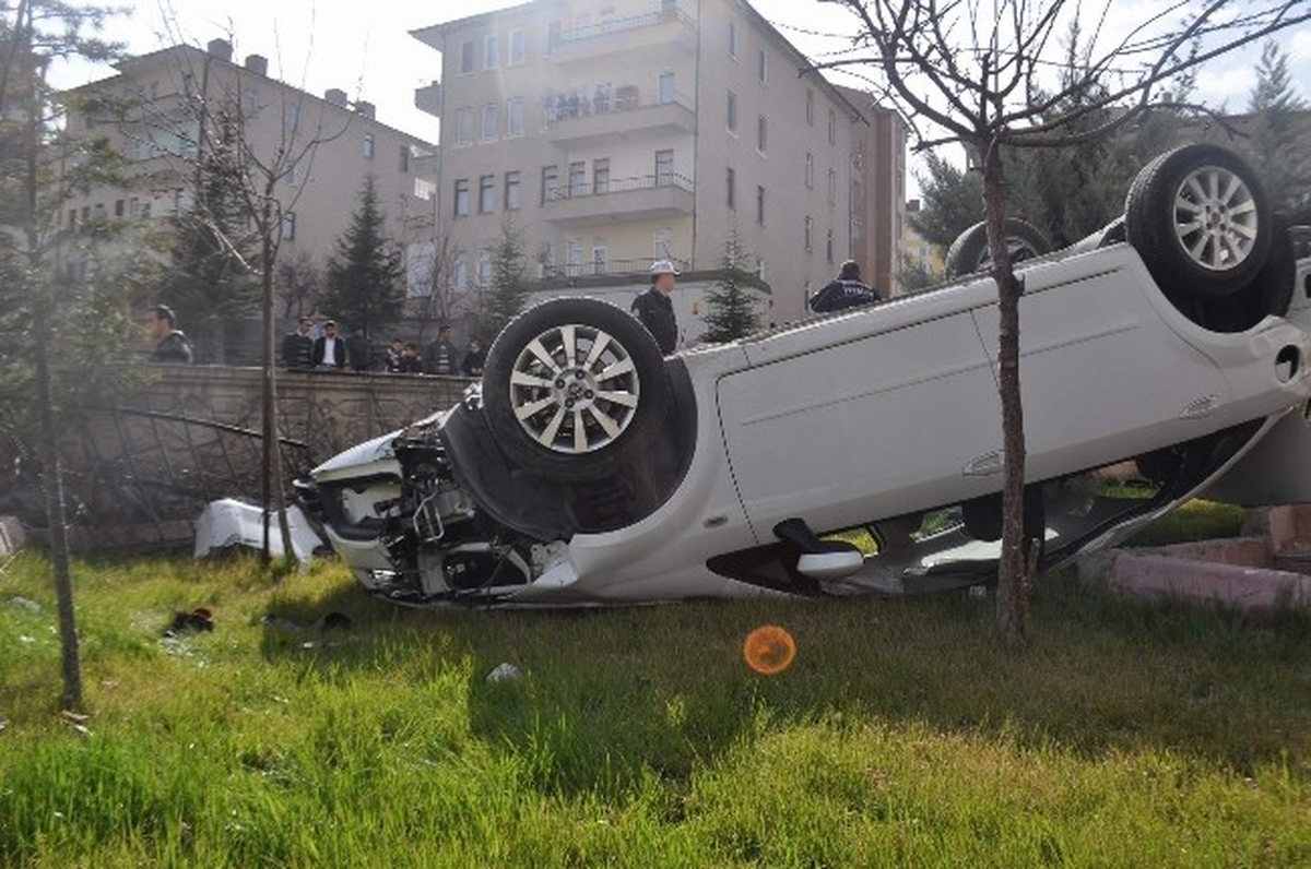 Direksiyon Hakimiyetini Kaybeden Otomobil Binanın Bahçesine Daldı