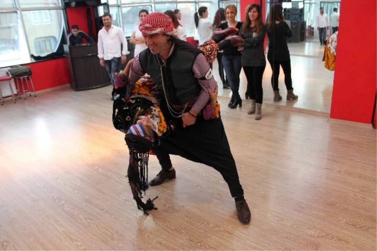 Diyarbakır\'da Yöresel Kıyafetler ile Tango Gösterisi Yapıldı