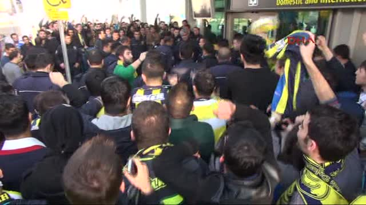 Fenerbahçe Kafilesi Elazığ\'da Çiçeklerle Karşılandı