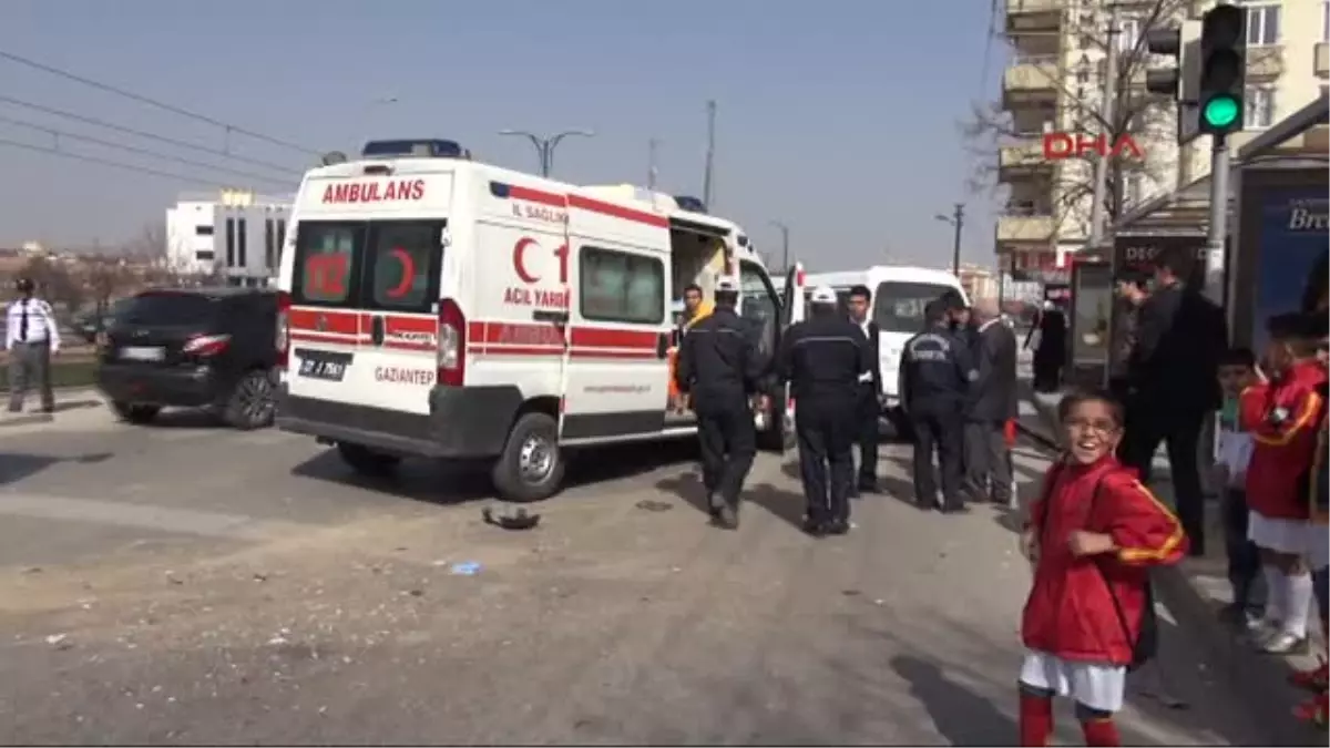 Gaziantep\'te Ambulans Minibüse Çarptı: 1 Yaralı