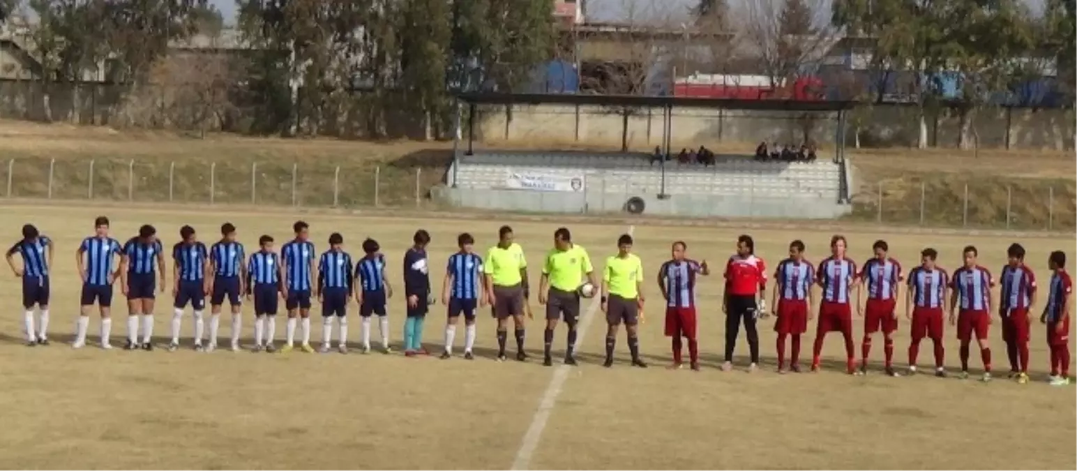 Hakeme Tepki İçin Minik Futbolcularla Maça Çıktılar