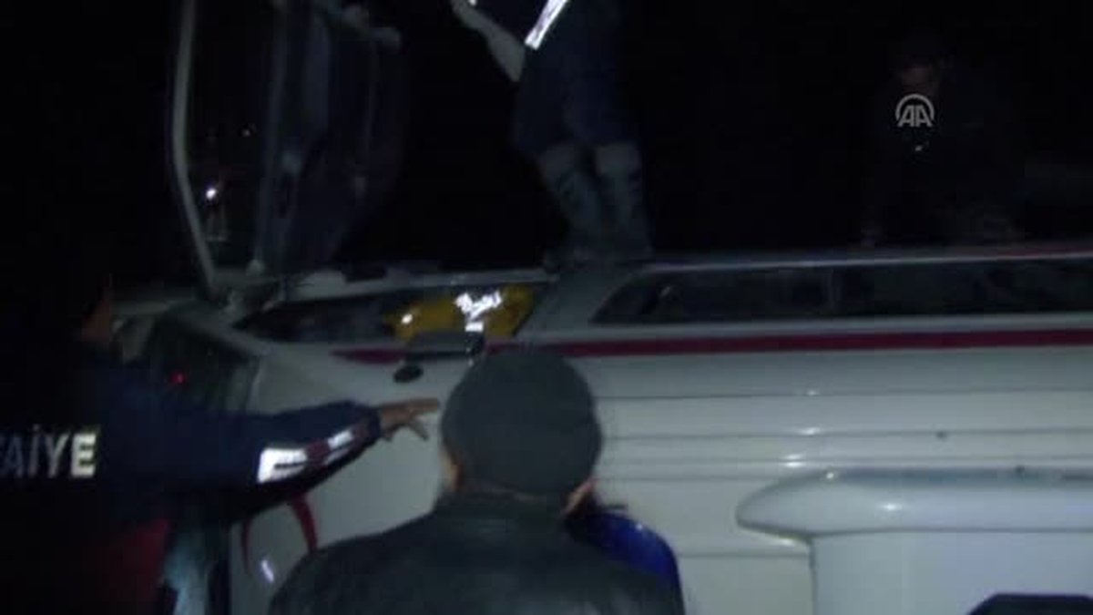 Hasta taşıyan ambulans devrildi: 4 yaralı -