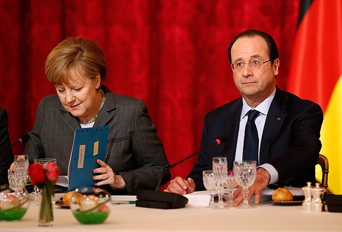 Merkel, Hollande ile Ukrayna\'yı Konuştu