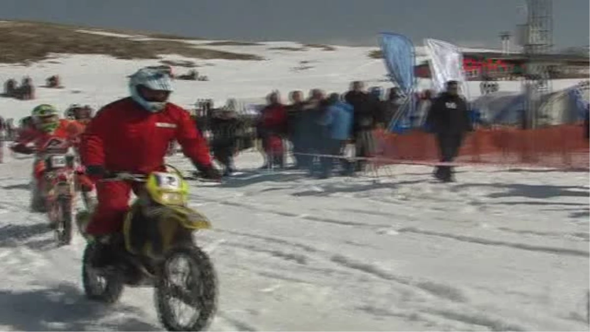 Motosiklet Sporcuları Bu Kez Kar Pistinde Yarıştı