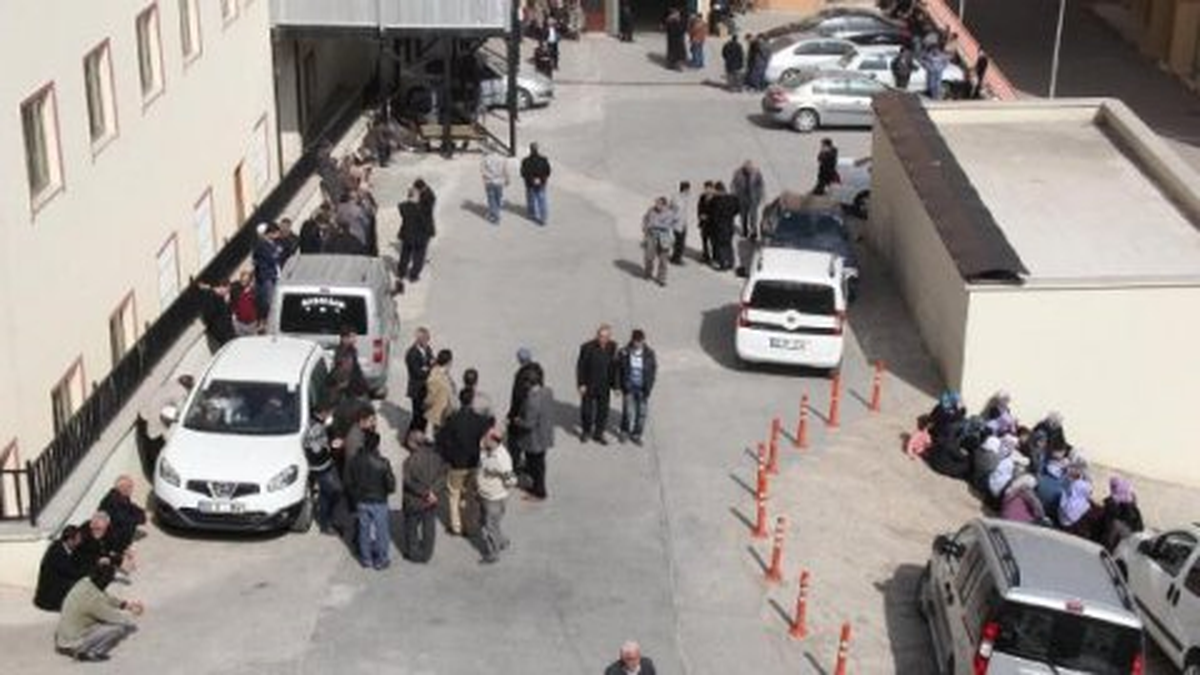 Muhtar Adayı Babasının Afişini Asarken Canından Oldu