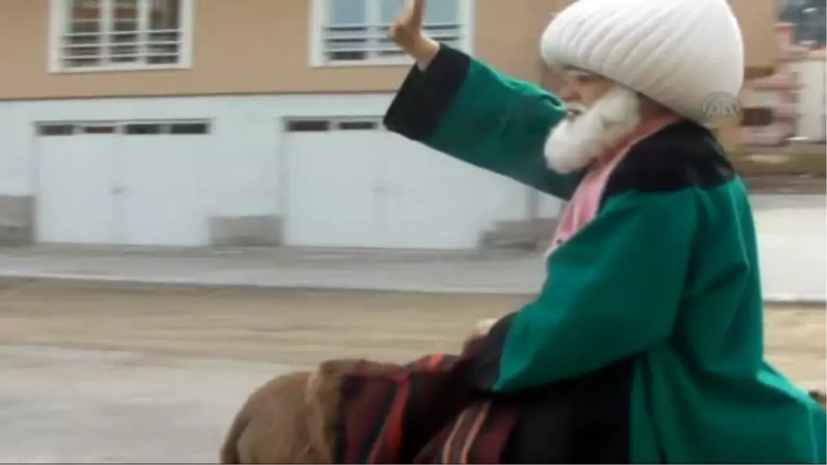 Muhtar adayı, temsili Nasreddin Hoca ile oy istiyor -