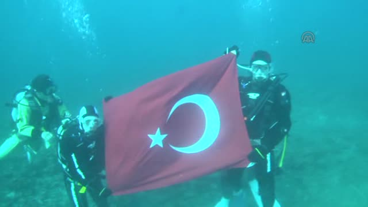 Osmanlı fırkateyni "Ertuğrul" şehitleri denizin altında anıldı (2) -