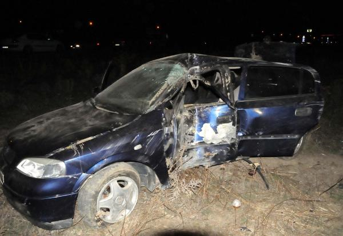 Otomobil, Durağa Çarpıp Devrildi: 2 Ölü