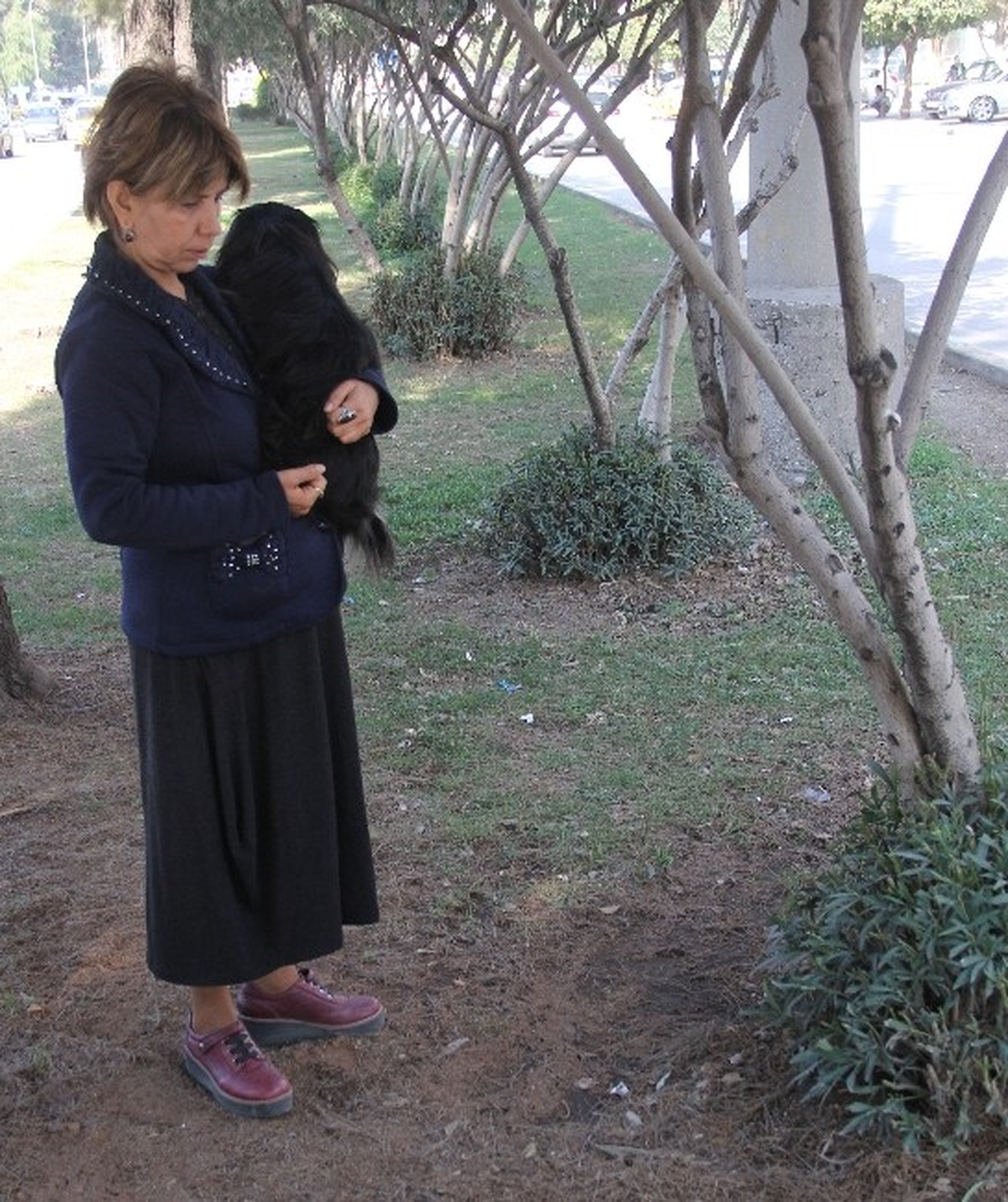Ölen Köpeğini Refüje Gömüp Dua Etti