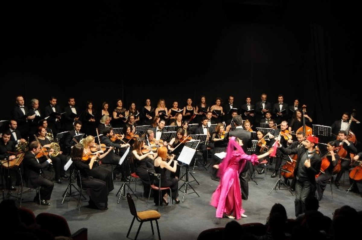 Sözleşmeli Sanatçılar \'Kadro\' İçin Konser Verdi
