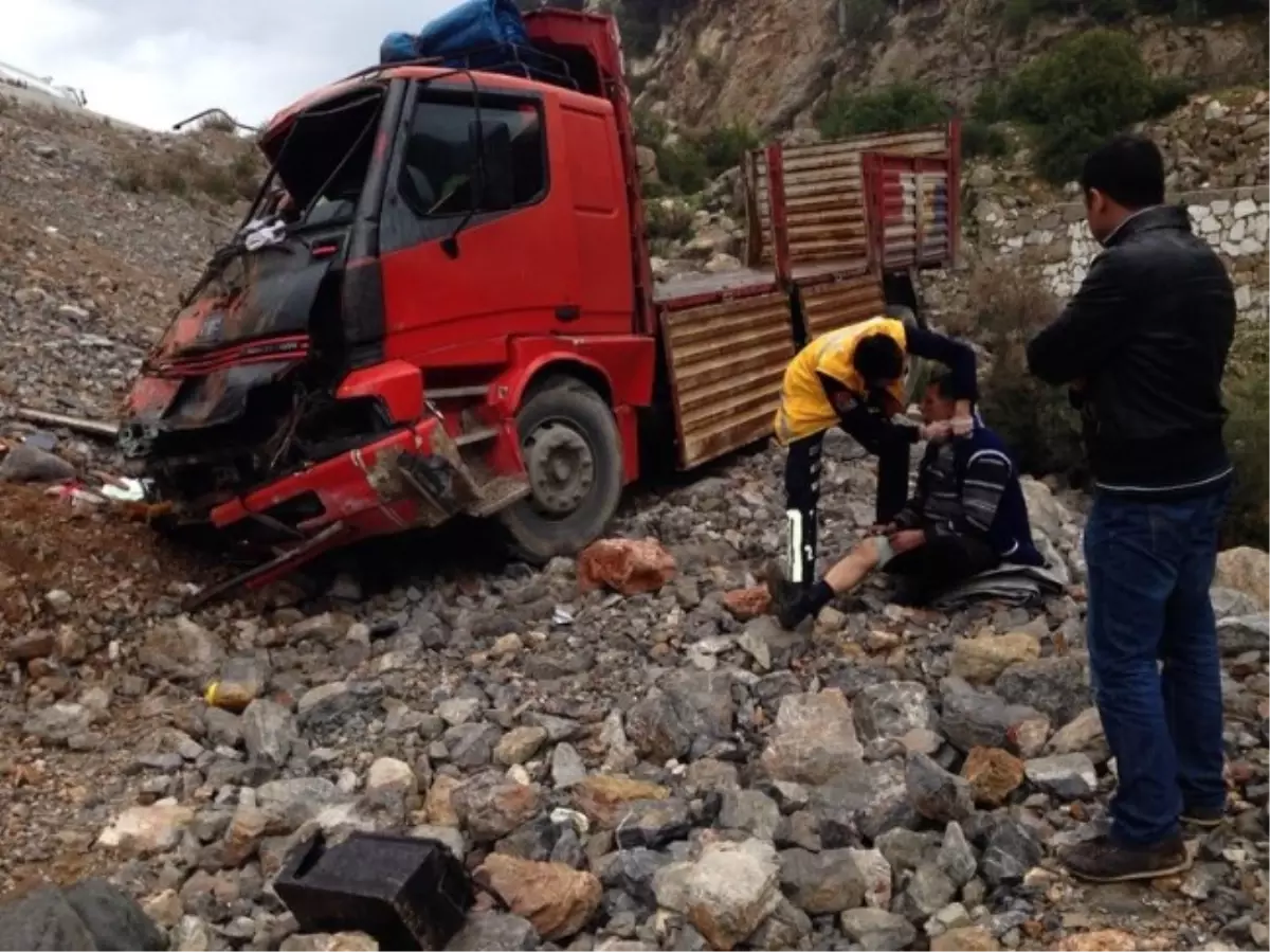 20 Metrelik Şarampolde Yardım Bekledi