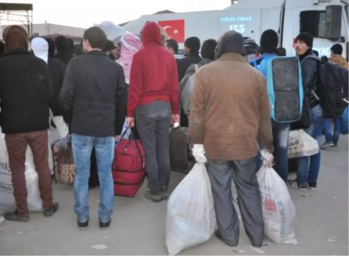 Akçakale Gümrük Kapısı\'nda Yoğunluk