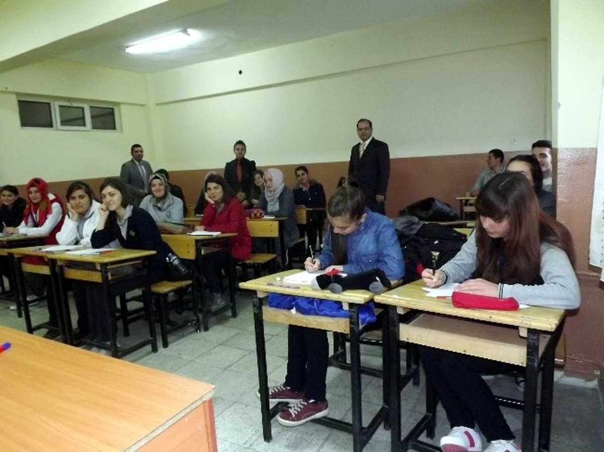 Avrupa\'ya Gidece Öğrencilere İngilizce Eğitimi