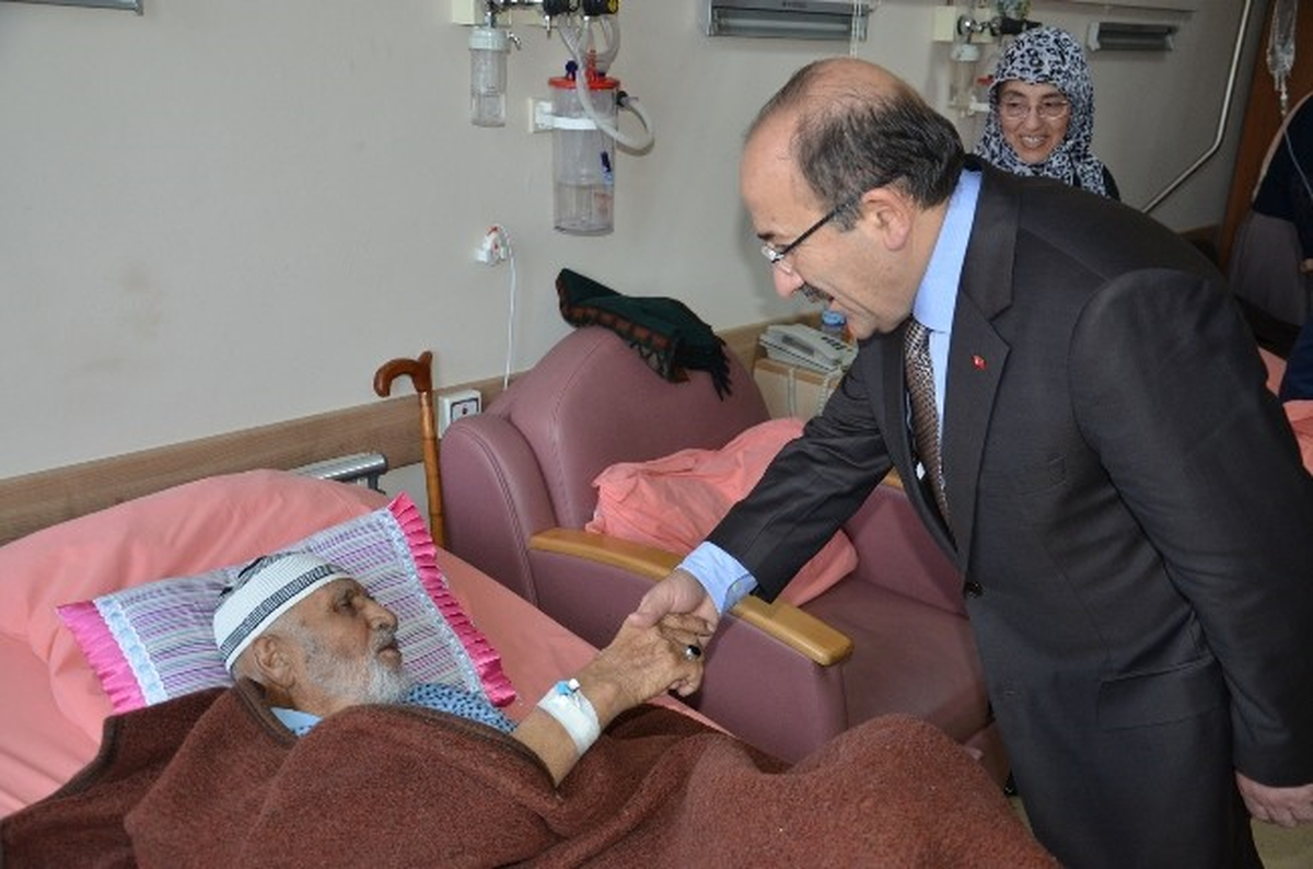 Başkan Gümrükçüoğlu Dua Alıyor