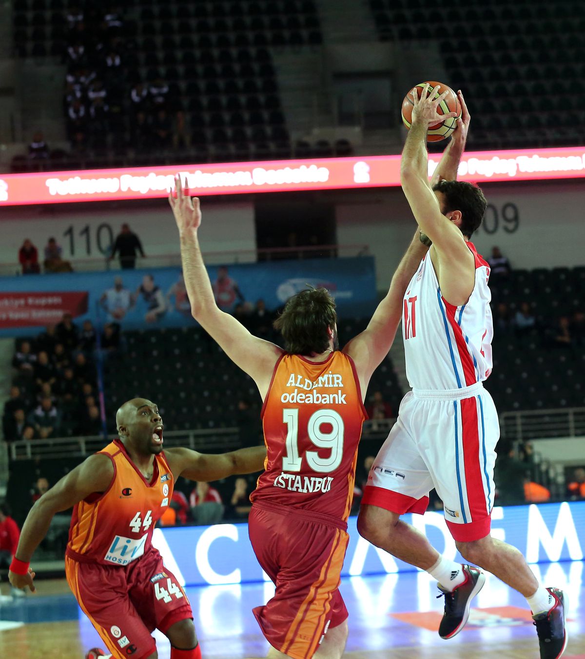 Tofaş: 67 Galatasaray Liv Hospital: 60