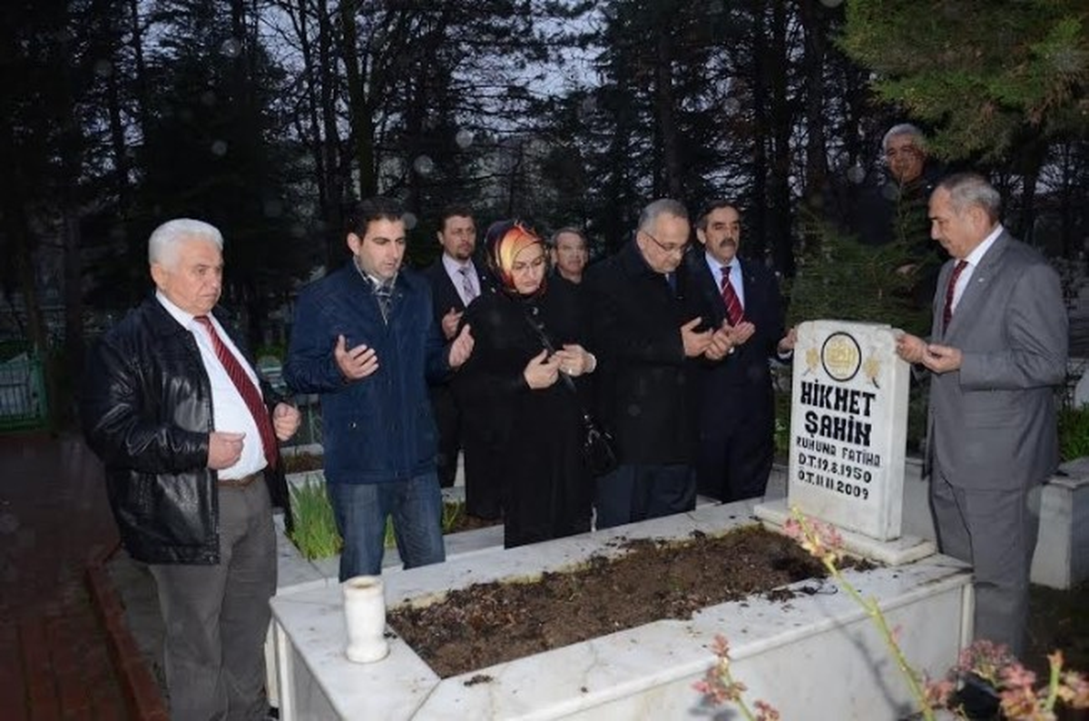 CHP Adayı, Hikmet Şahin\'in Eşini ve Mezarını Ziyaret Etti
