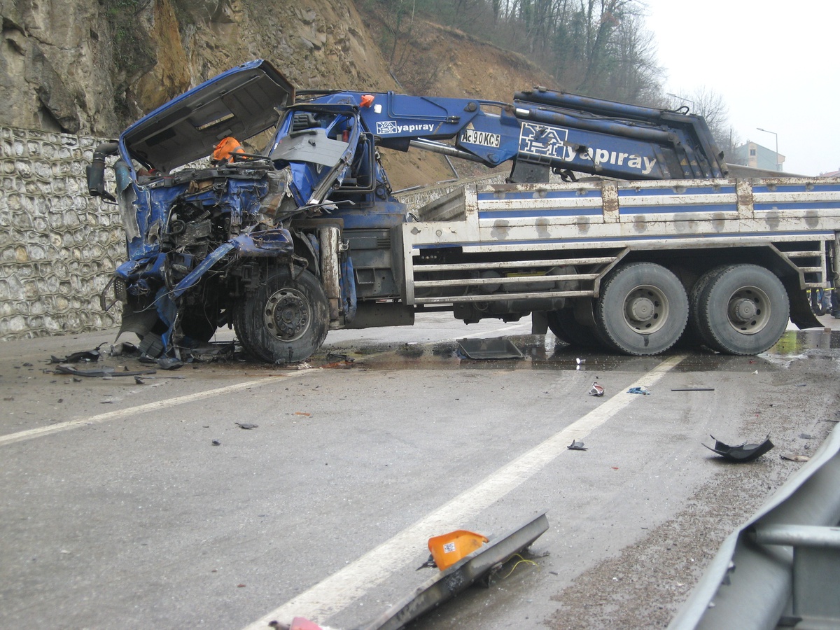 Çöp Kamyonu Vinçle Çarpıştı: 1 Ölü, 3 Yaralı