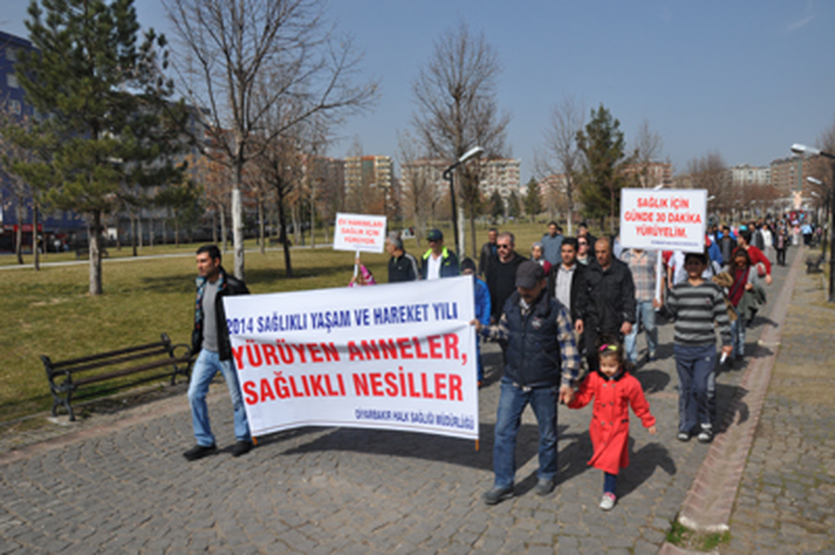 Diyarbakır\'da Ev Hanımları Sağlık İçin Yürüdü
