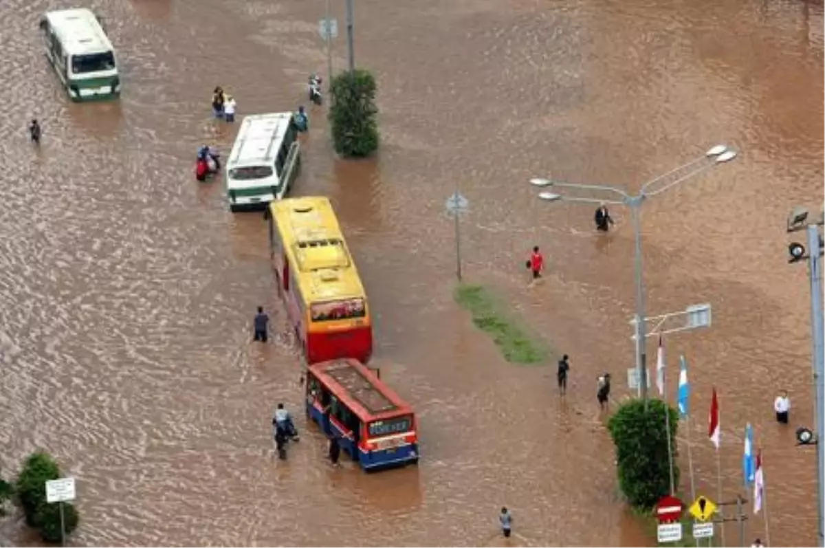 Endonezya\'da Heyelan ve Seller: 11 Ölü