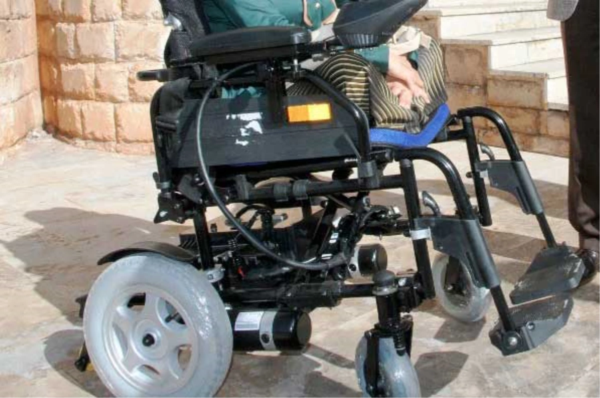 Engelli Öğrenciye Akülü Araç Verildi