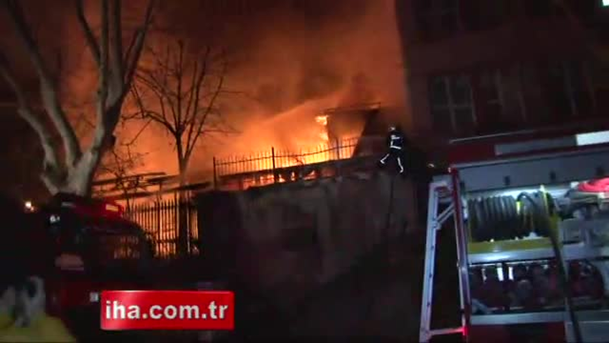 Fatih\'te Tarihi Lisede Yangın