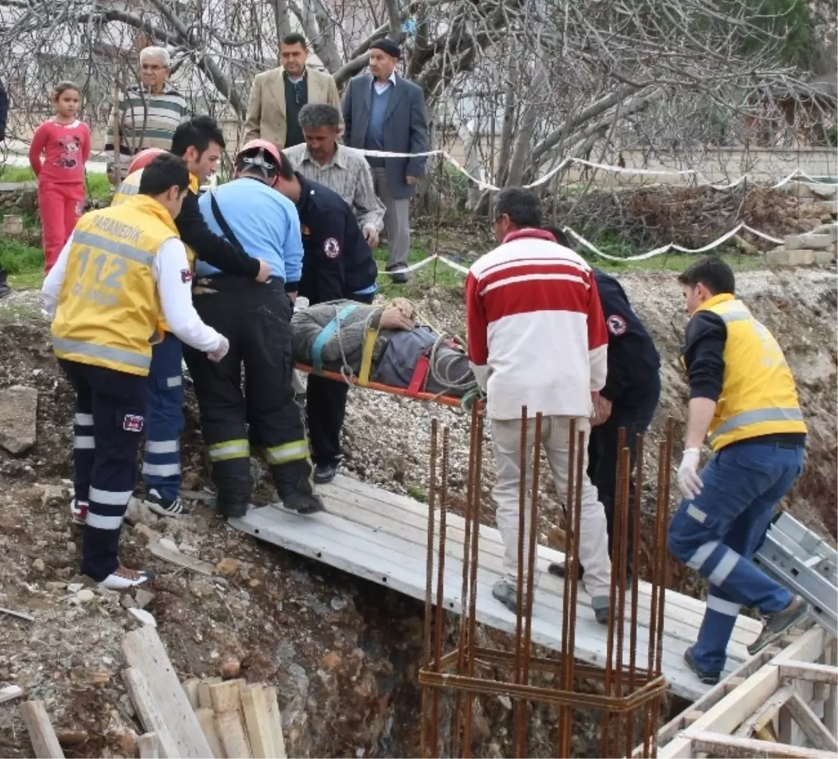 İnşaattan Düşen İşçiyi İtfaiye Ekibi Kurtardı