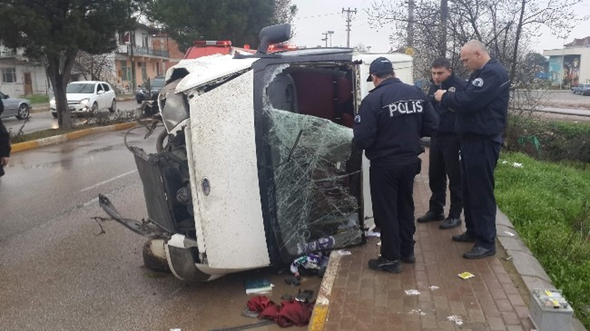 Kartepe\'de Minibüs Takla Attı: 1 Yaralı