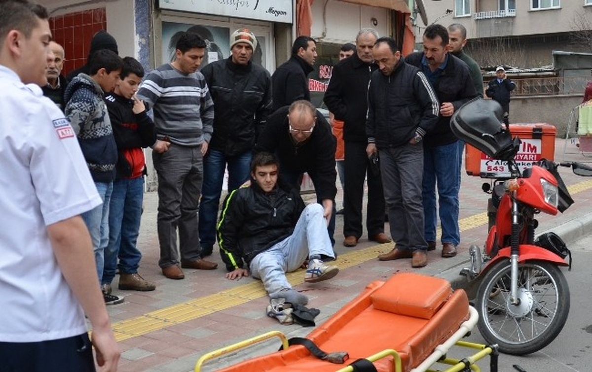 Samsun\'da Minibüs ile Motosiklet Çarpıştı: 1 Yaralı