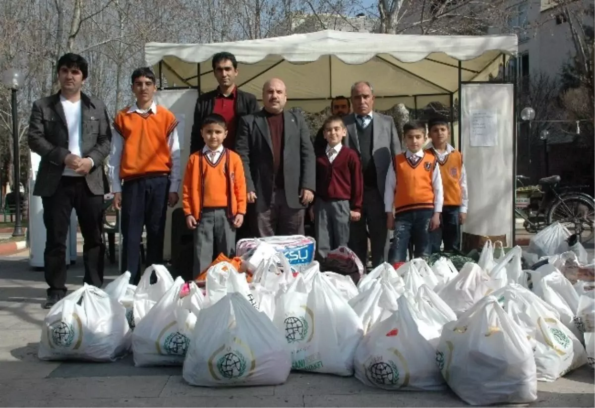 Öğrencilerden Suriyelilere Yardım Malzemesi