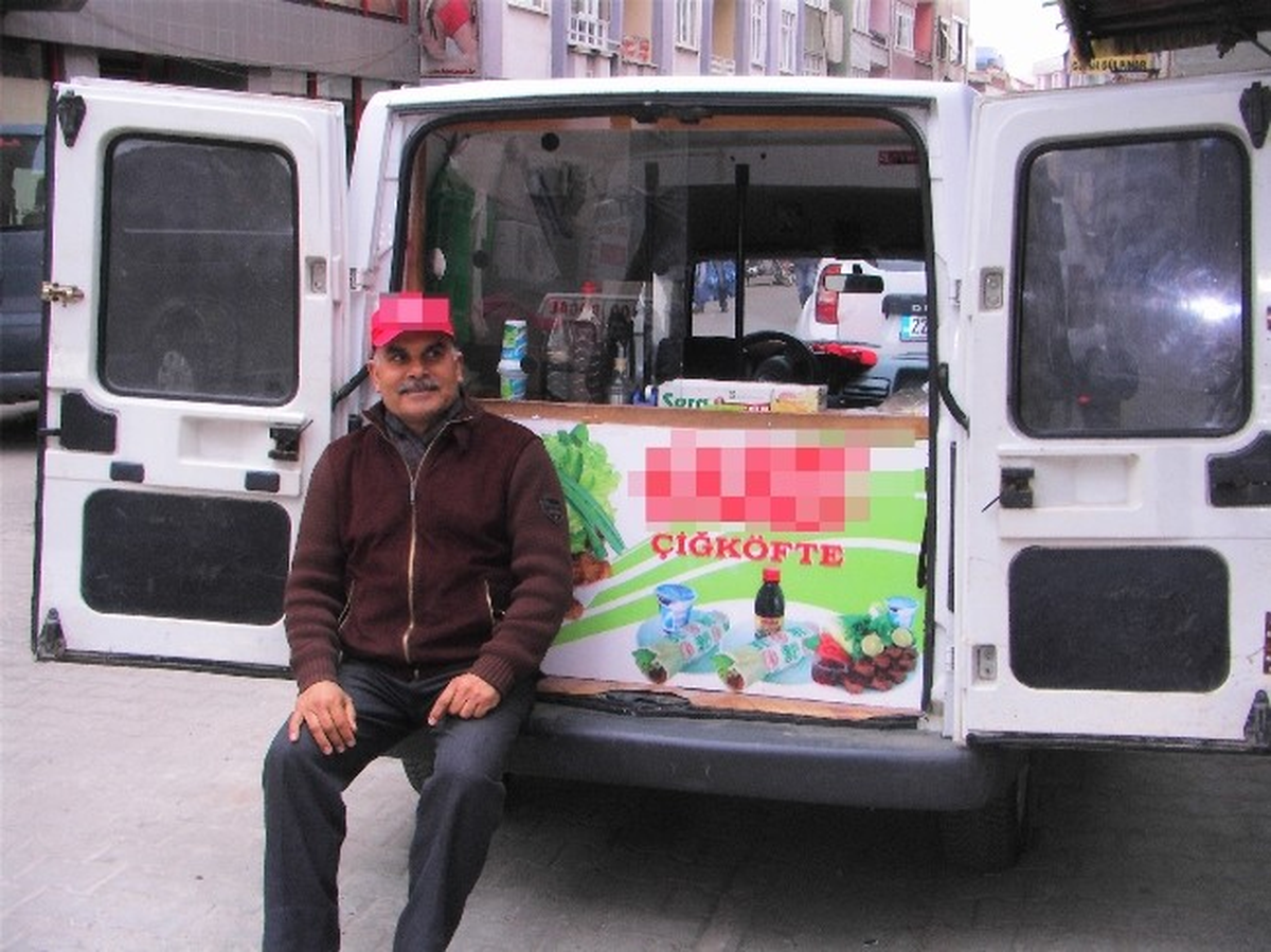 Otomobilini Çiğ Köfte Dükkanına Çevirdi