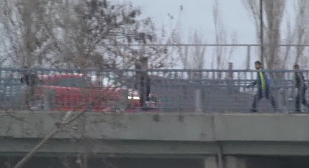 Şişli\'de Çocuklar, Özel Halk Otobüsünün Camlarını Kırdı